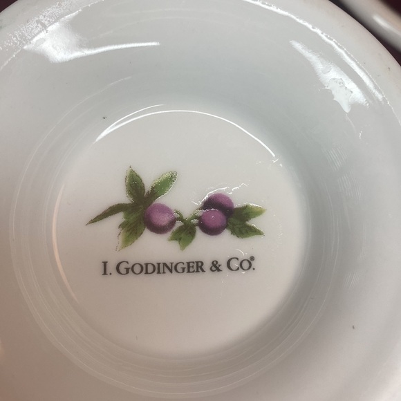 I. GODINGER & CO. Yorkshire Pattern Porcelain Tureen - Picture 8 of 10